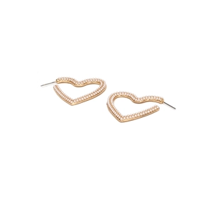 Détail de boucles d'oreilles cœur dorées avec double rangée de perles au style épuré