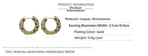 Vue détaillée de boucles d'oreilles dorées en U avec strass colorés et dimensions