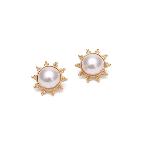 Boucles d'oreilles perles en alliage doré avec motif soleil vintage sur fond blanc