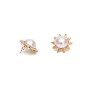 Boucles d'oreilles perles minimalistes avec base dorée en forme de soleil sur fond blanc