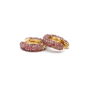 Créoles en U plaquées or avec strass pavés roses et rouges sur fond blanc pur