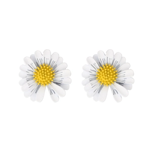 Detail shot of daisy earrings with white petals and yellow center in 925 silver