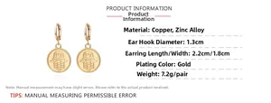 Vue détaillée des boucles d'oreilles main de Hamsa dorées avec dimensions et taille de l'anneau