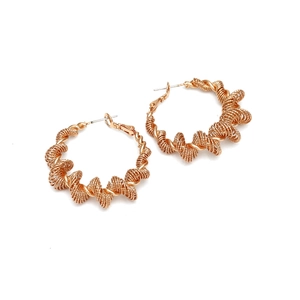 Créoles torsadées en or rose avec un design géométrique en métal texturé pour femme