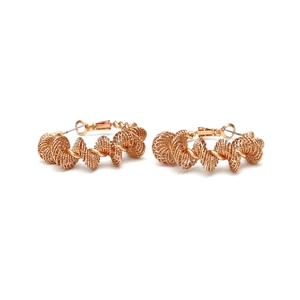 Boucles d'oreilles créoles torsadées en or rose avec un design géométrique chic