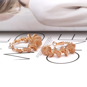 Boucles d'oreilles spirales en or rose avec design d'enroulement métallique chic