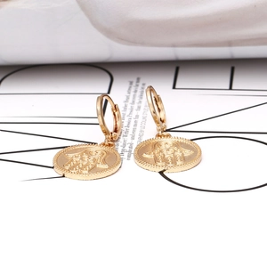 Boucles d'oreilles bohèmes Main de Fatma en or sur fond de magazine vintage pour femmes