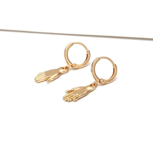Boucles d'oreilles créoles baroques dorées pour femmes avec pendentif main détaillé