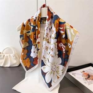 Eleganter quadratischer Seidenimitat-Schal mit Vintage-Blumendruck in Orange und Blau