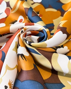 Detailansicht eines bedruckten Seidentuchs mit Vintage-Blumen- und geometrischen Mustern