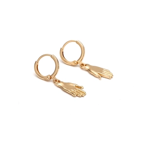 Boucles d'oreilles créoles dorées avec breloque main style baroque pour femme