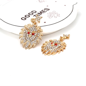 Boucles d'oreilles pendantes tête de lion dorée avec strass brillants et crochets d'étoile