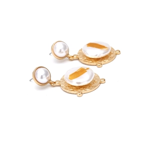 Boucles d'oreilles perles baroques avec disques dorés géométriques de style rétro minimaliste