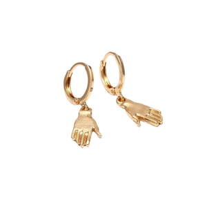 Boucles d'oreilles créoles dorées baroques avec un pendentif unique en forme de main