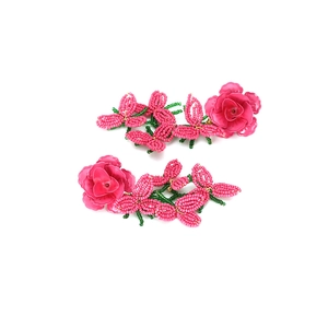 Boucles d'oreilles fleurs en perles faites main avec rosaces roses et pompons