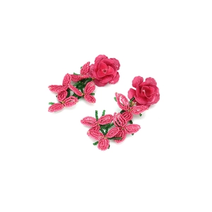Boucles d'oreilles fleurs en perles faites main avec pétales roses et détails de feuilles