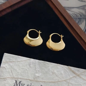 Boucles d'oreilles créoles dorées en U avec finition polie et effet miroir