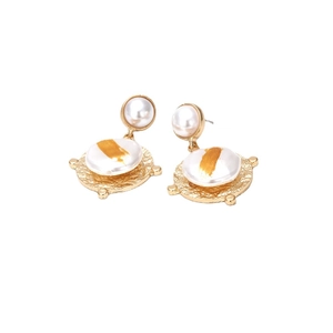 Boucles d'oreilles perles baroques et disques dorés géométriques au style vintage