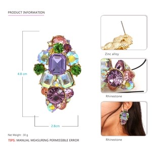 Boucles d'oreilles géométriques en cristal multicolore avec détails en strass chic