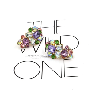 Boucles d'oreilles géométriques en cristal coloré avec base en métal doré