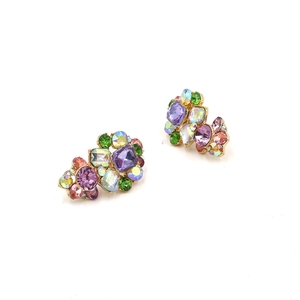 Détail de boucles d'oreilles géométriques en alliage avec cristaux colorés et AB