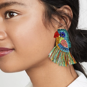 Boucles d'oreilles perroquet colorées avec pompons et strass au style ethnique chic