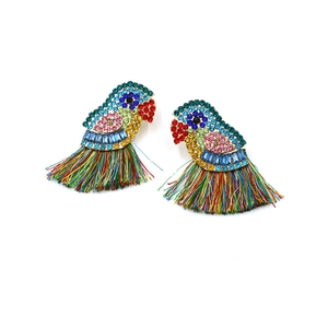 Boucles d'oreilles perroquet ethniques avec strass colorés et pompons style bohème