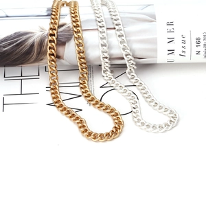 Grobe Gliederketten in Gold und Silber auf minimalistischem Hintergrund aus Magazinen