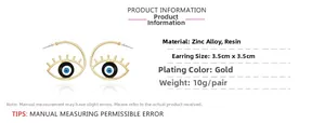 Vue détaillée de boucles d'oreilles œil de démon en alliage de zinc doré et résine
