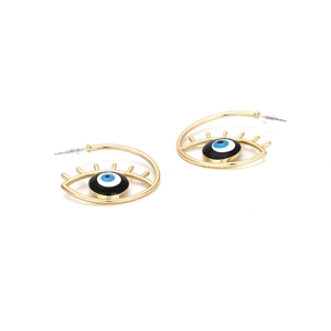 Boucles d'oreilles créoles dorées œil protecteur avec émail bleu sur fond blanc