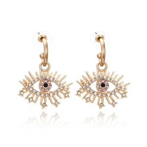 Boucles d'oreilles œil de démon avec cristaux colorés et alliage doré sur fond blanc
