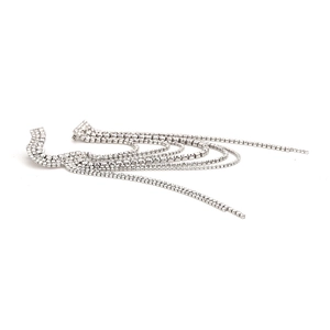 Détail d'une broche à franges argentées avec strass étincelants et chaînes en cascade