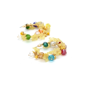 Orecchini a cerchio con fiori in perline di cristallo colorate e filo d'oro bohémien