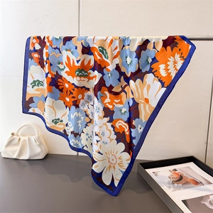 Florales Seidenimitat-Vierecktuch in Blau und Orange mit glatter Premium-Textur