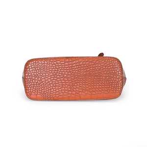 Bodenansicht der großen orangefarbenen Krokodil-Prägung Shopper-Tasche mit Ziernähten
