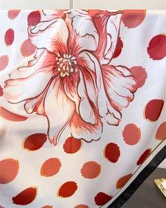 Détail d'un foulard en soie avec imprimés de pivoines et bordure noire sophistiquée
