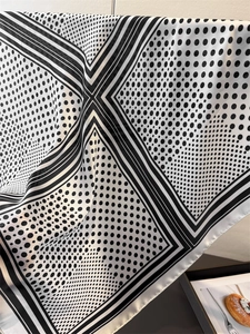 Detailansicht des Polka-Dot- und geometrischen Musters auf dem Satinsidenschal-Stoff