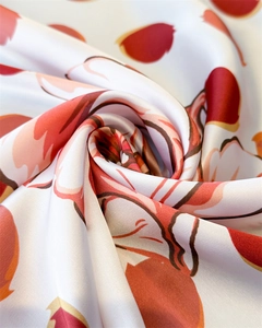 Vue macro d'un foulard en soie à imprimé fleuri montrant texture brillante et drapé doux