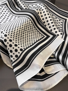 Detailansicht der Seidenschal-Textur mit Polka-Dots, Streifen und elegantem Faltenwurf