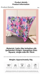 Detail eines Seidenschals mit Boho-Blumenmuster zeigt glatte Textur und lebhaftes Design