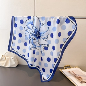 Carré en soie synthétique à motifs floraux et pois avec bordure bleue élégante