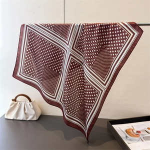 Braunes Polka-Dot-Seidengefühl-Vierecktuch mit geometrischem Rand und glänzendem Fall