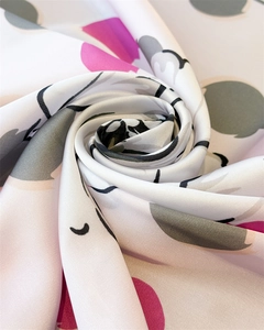 Gros plan sur la texture soyeuse avec imprimé floral et silhouettes de têtes de souris