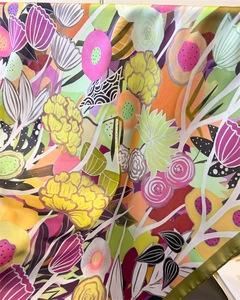 Detail eines Seidenschals mit abstrakten Blumenmustern und handgerolltem Saum