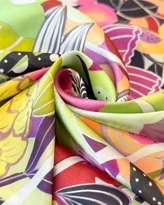 Makroaufnahme von farbenfrohem Bohemian Seidenschal mit abstrakten Blumenmustern und Textur