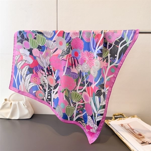 Detailansicht des böhmischen Seidenschals mit Blumenmuster und rosa handgerollten Kanten