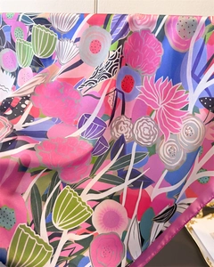 Detailaufnahme von böhmischem Seidenviereckstuch mit bunten Blumendrucken und Rollsaum