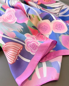 Makroaufnahme des Seidenschals mit Boho-Blumenmuster, leuchtenden Farben und feinem Saum