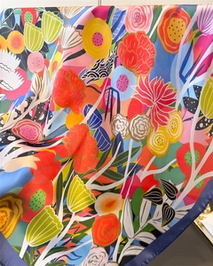 Detailaufnahme von böhmischem Seidenschal mit lebendigem tropischem Mohnblumenmuster