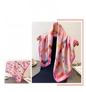 Détail du foulard en soie rose avec motifs de teckel colorés et finitions de couture précises